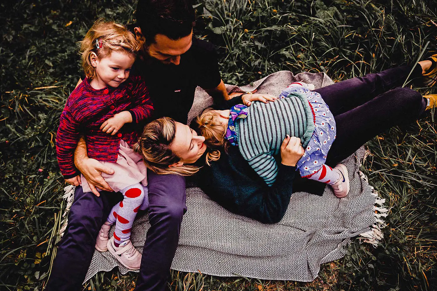 Famlie auf der Deck im Park in Berlin beim Picknick